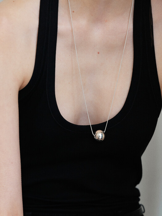 BOLD SILVERBALL NECKLACE