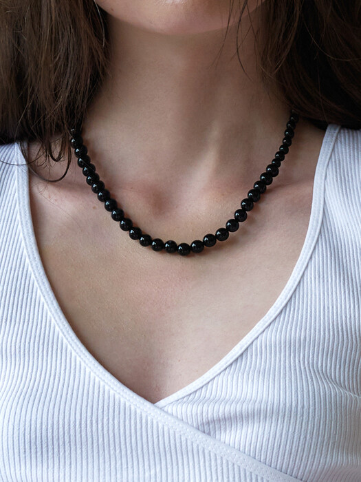 Bare black necklace